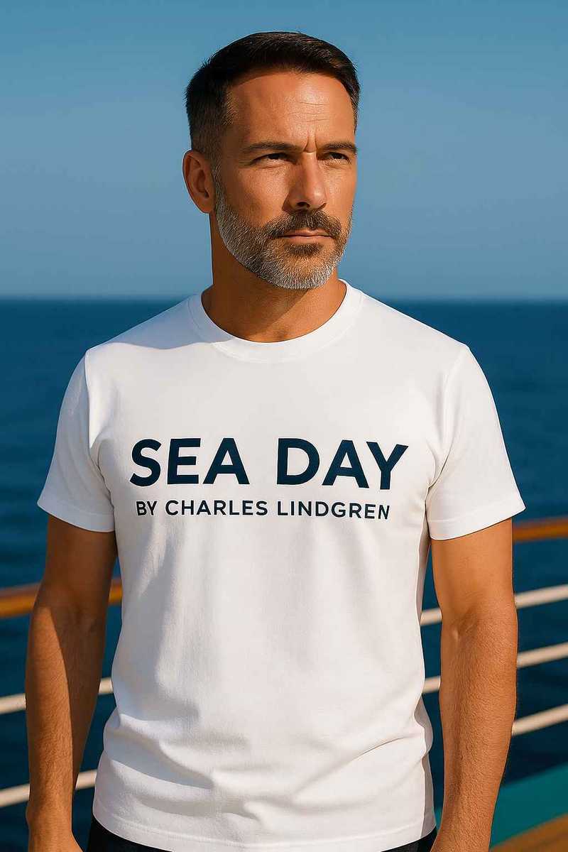 Weißes Herren T-Shirt mit navyblauer Aufschrift SEA DAY by Charles Lindgren und maritimem Style.