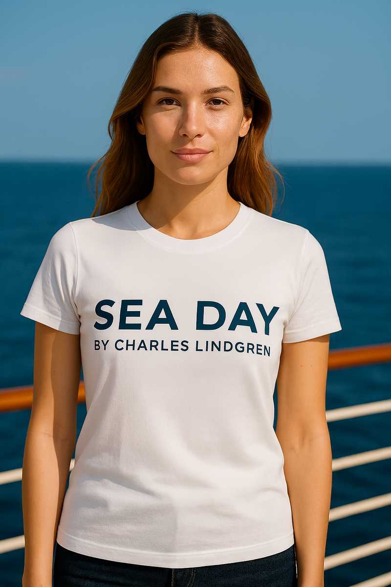Weißes Damen T-Shirt mit navyblauer Aufschrift SEA DAY by Charles Lindgren und maritimen Look