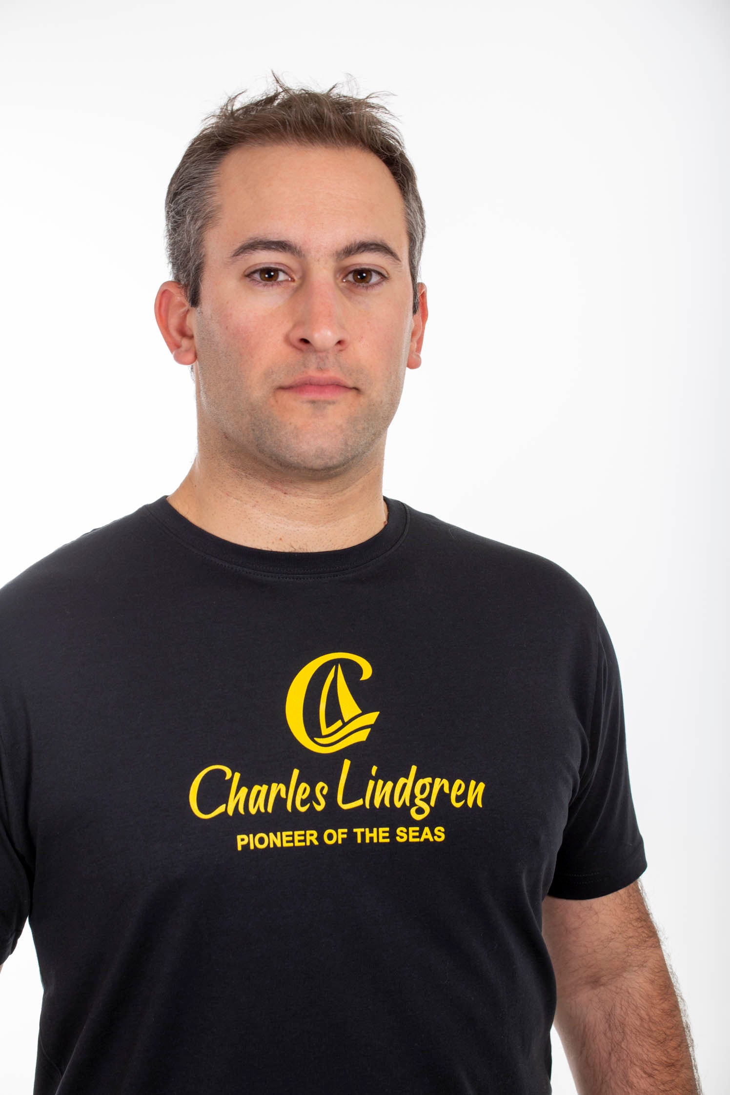 Charles-Lindgren-Pioneer-Sea-T-Shirt-Schwarz-Herren-Vorne-Print-Gross