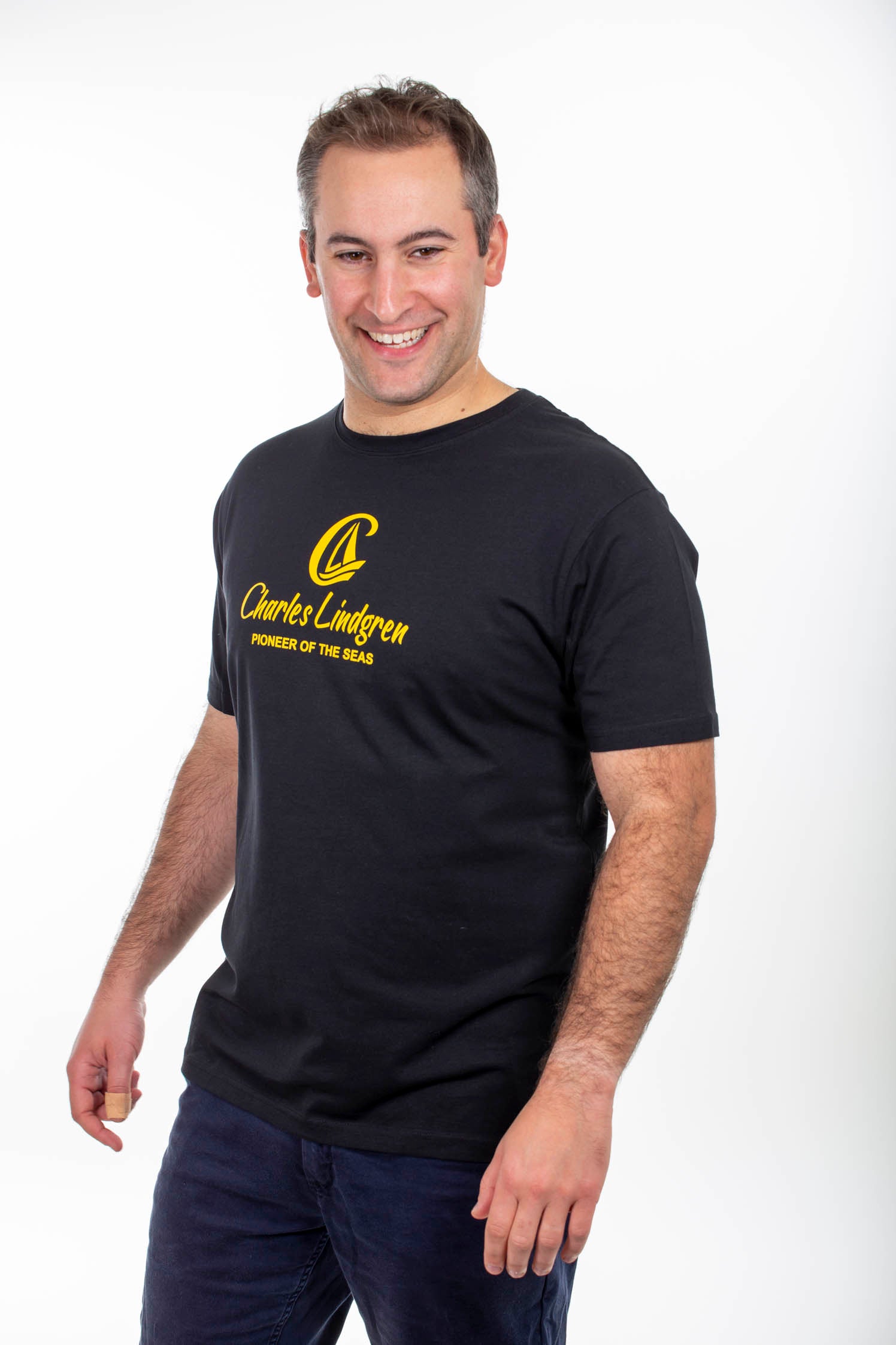 Charles-Lindgren-Pioneer-Sea-T-Shirt-Schwarz-Herren-Vorne-Seitlich