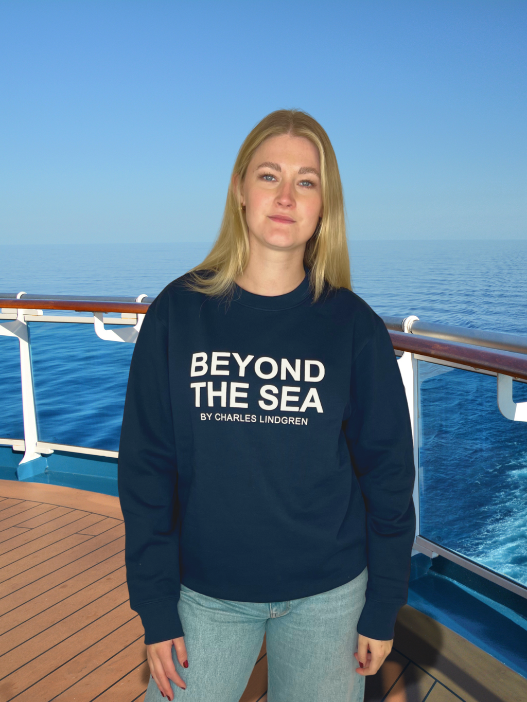 BEYOND THE SEA Sweatshirt Damen unisex NAVY vorne Kreuzfahrt charles lindgren offiziell