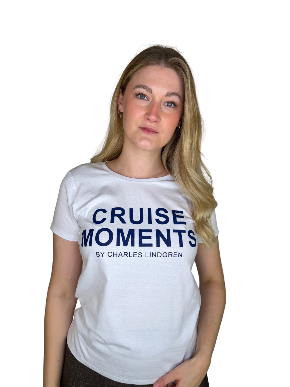 CRUISE MOMENTS T-Shirt Weiß Damen Charles Lindgren offiziell vorne