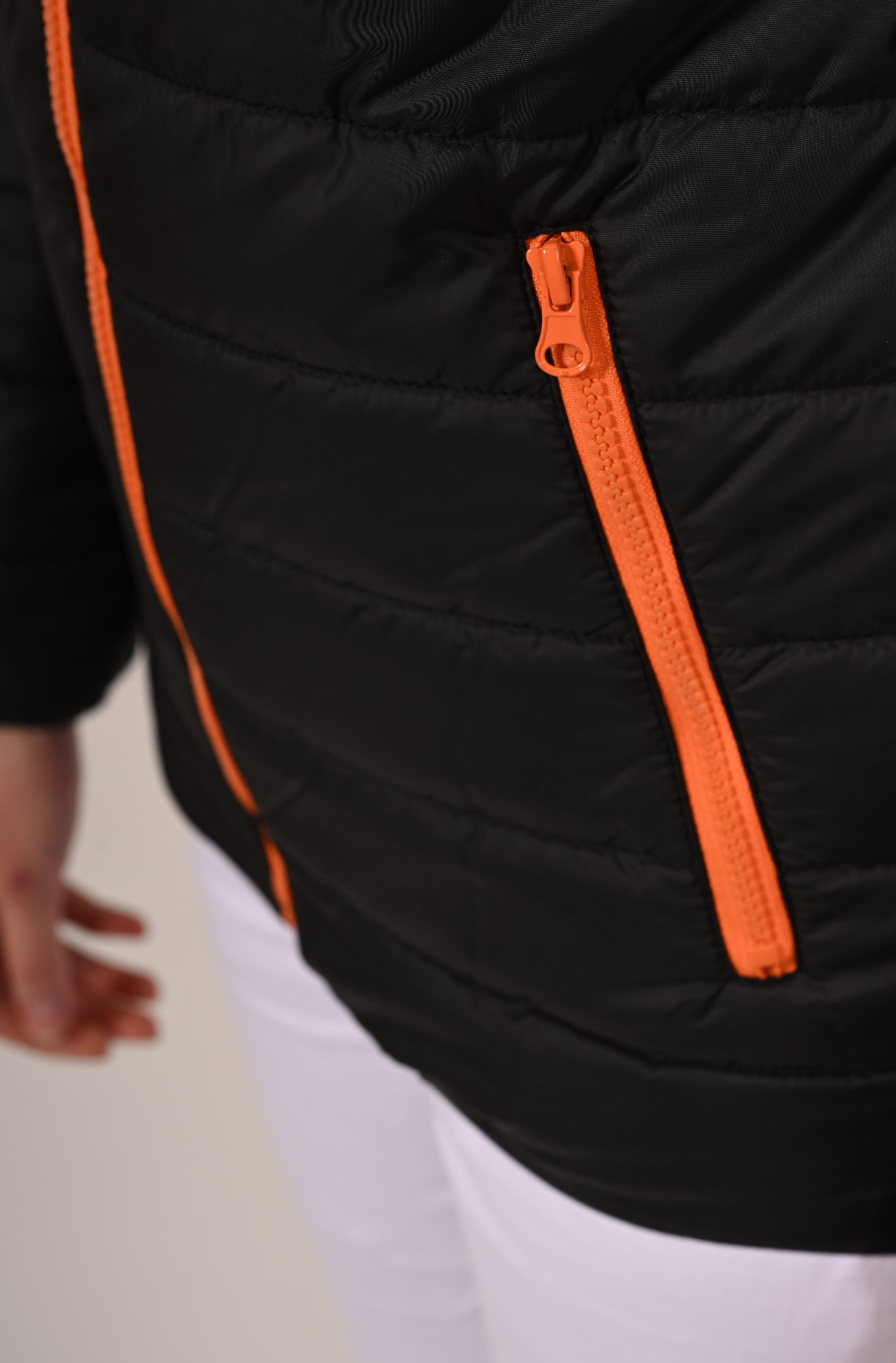 Charles Lindgren Nemo Steppjacke Schwarz Orange Nahaufnahme