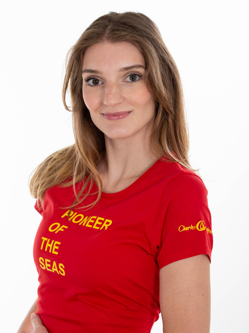 Charles Lindgren offiziell Damen T-Shirt „Pioneer of the Seas“ Rot vorne nah