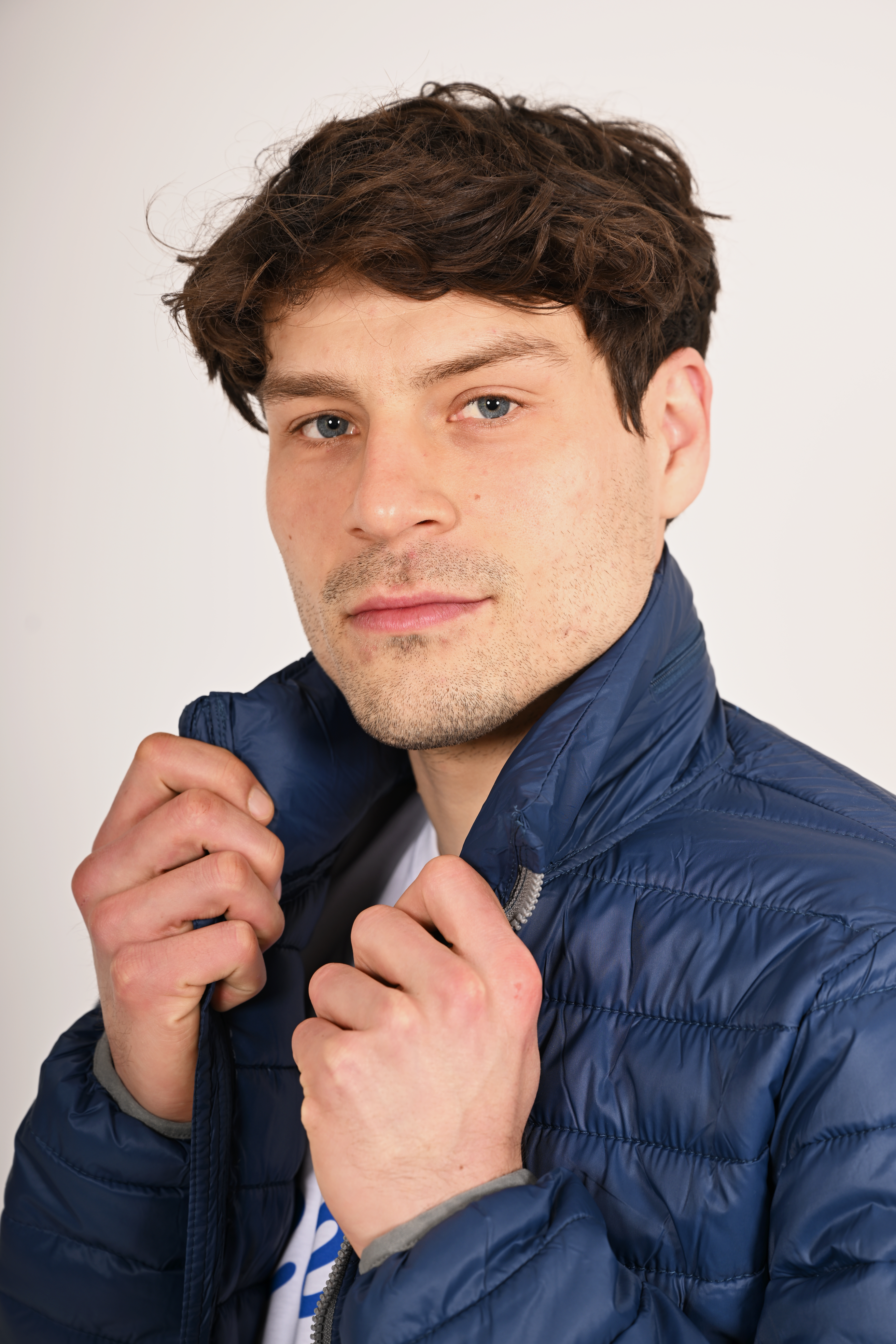 Charles Lindgren offiziell Steppjacke „Boreas“ in Dunkelblau vorne nah