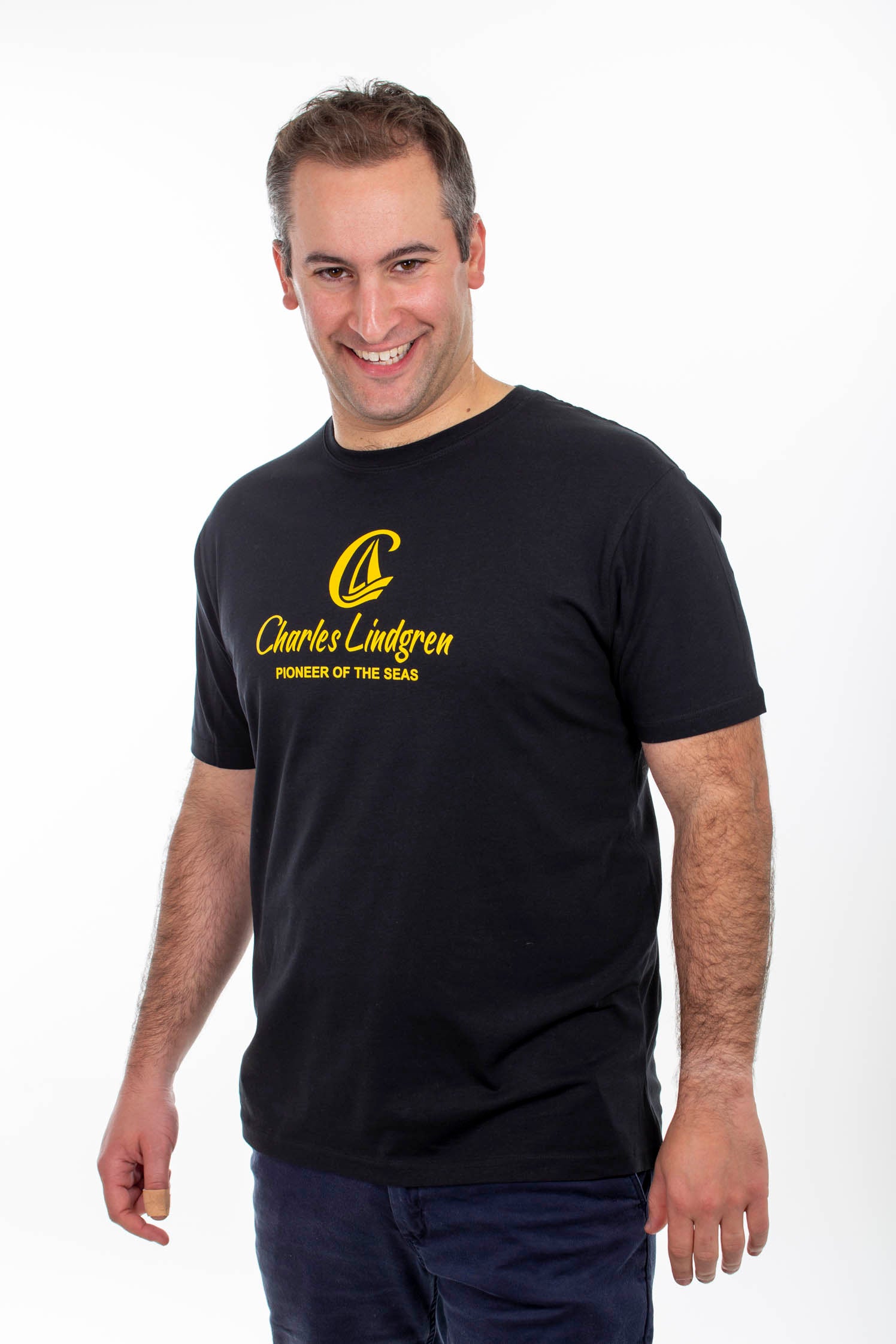 Charles-Lindgren-Pioneer-Sea-T-Shirt-Schwarz-Herren-Seite-Vorn