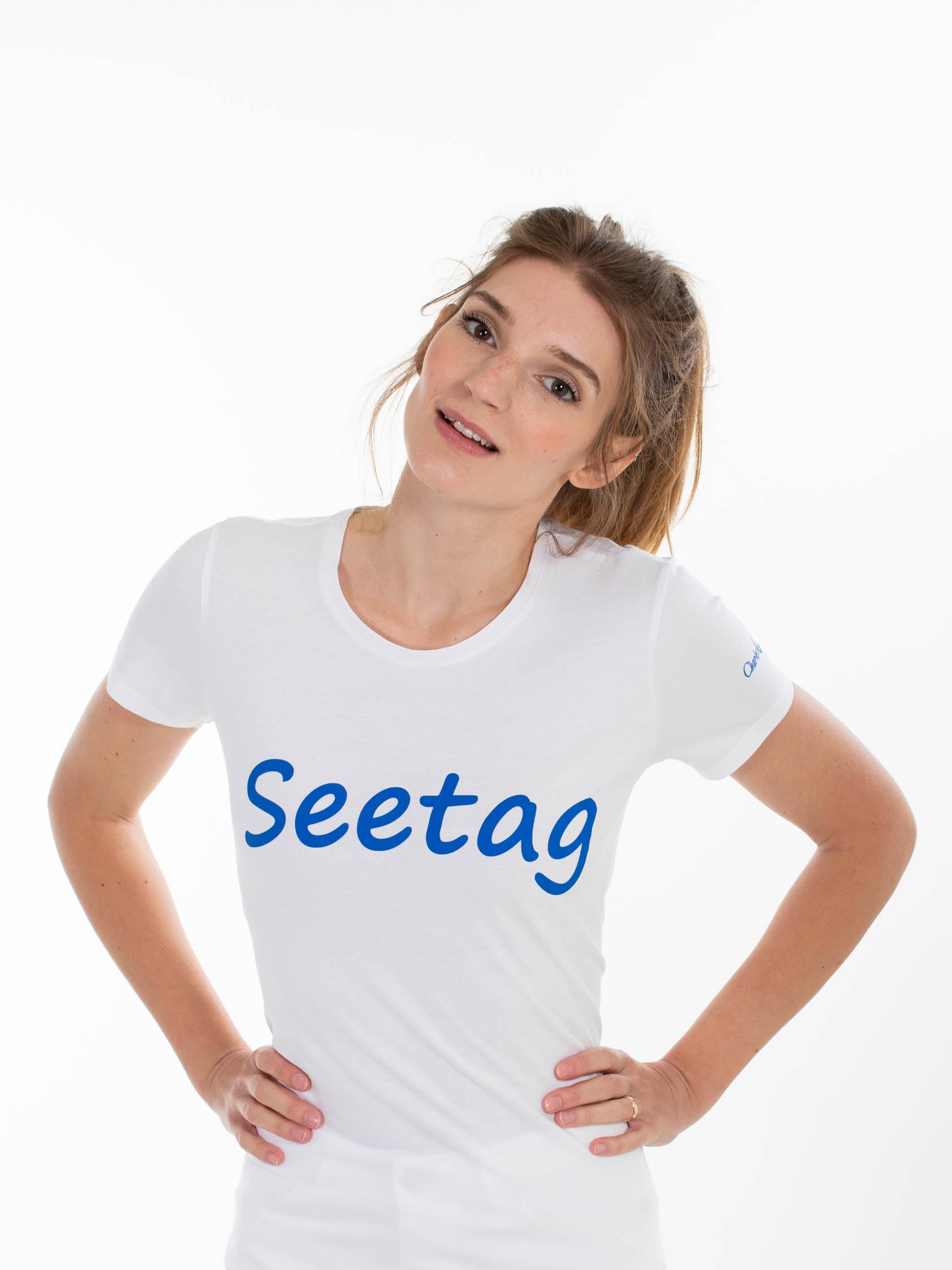 Damen T-Shirt Seetag in weiß mit blauer maritimer Grafik und Logo am Ärmel 