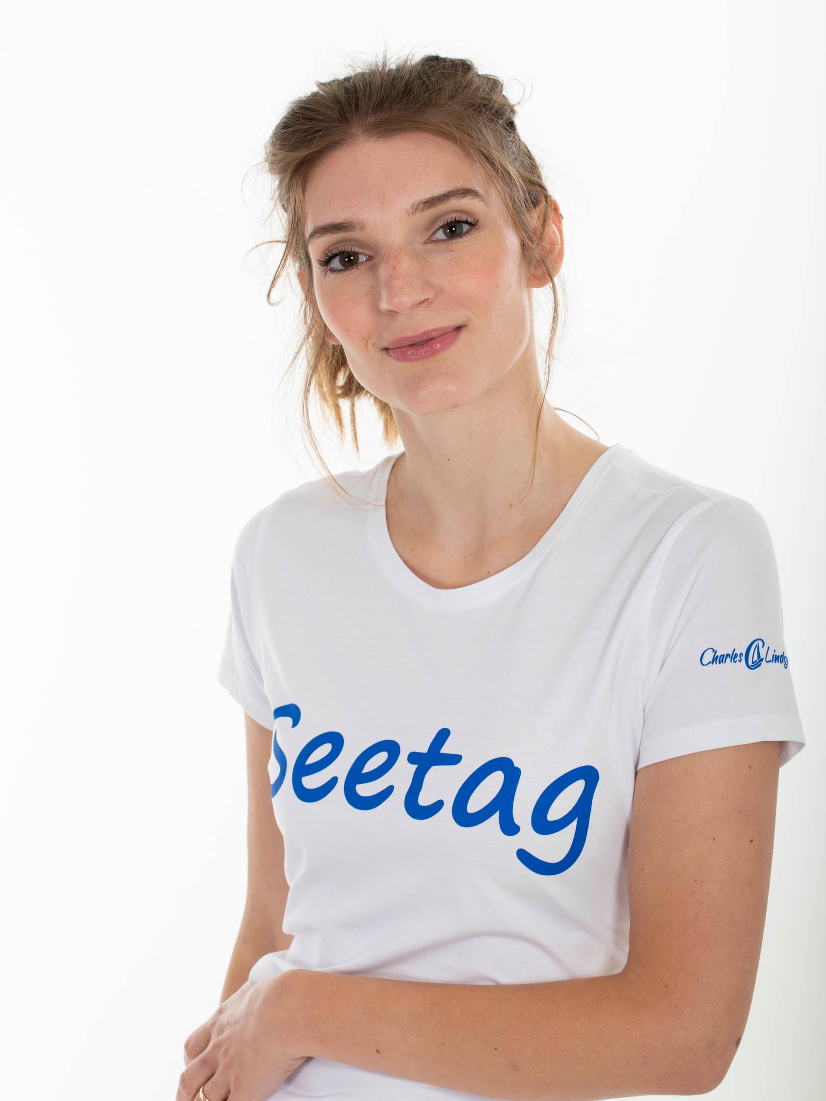 Weißes Damen-T-Shirt Seetag mit blauer Grafik und Logo am Ärmel 